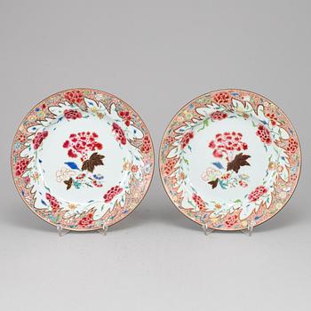 A pair of famille rose export porcelain plates, Qing dynasty, Qianlong (1736-95).