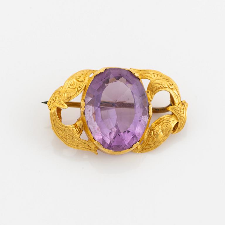 Gold and oval amethyst brooch.