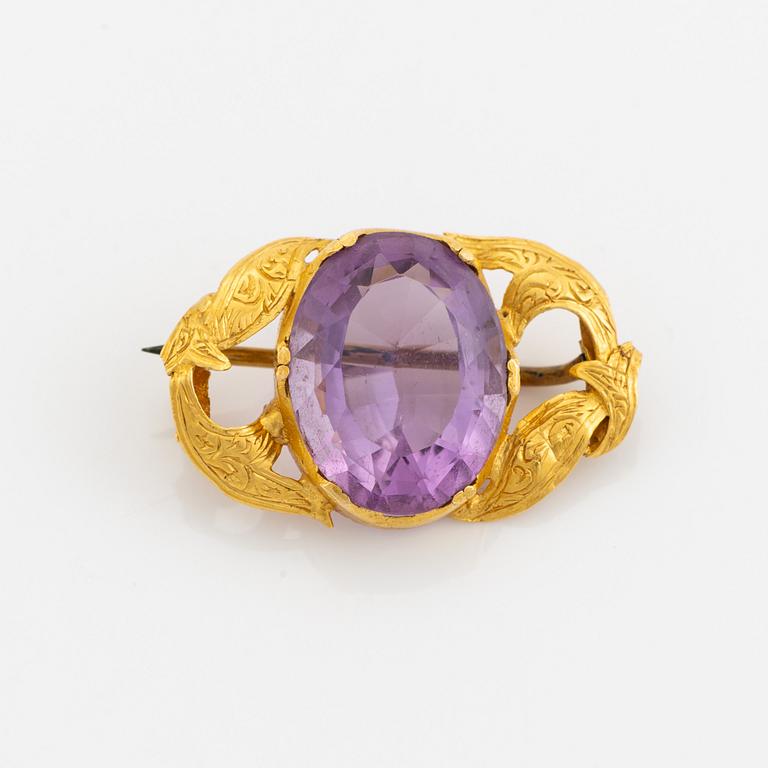 Gold and oval amethyst brooch.