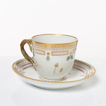 Royal Copenhagen, cream jug with lid and saucer, as well as coffee cup with saucer, porcelain, Flora Danica, Denmark.