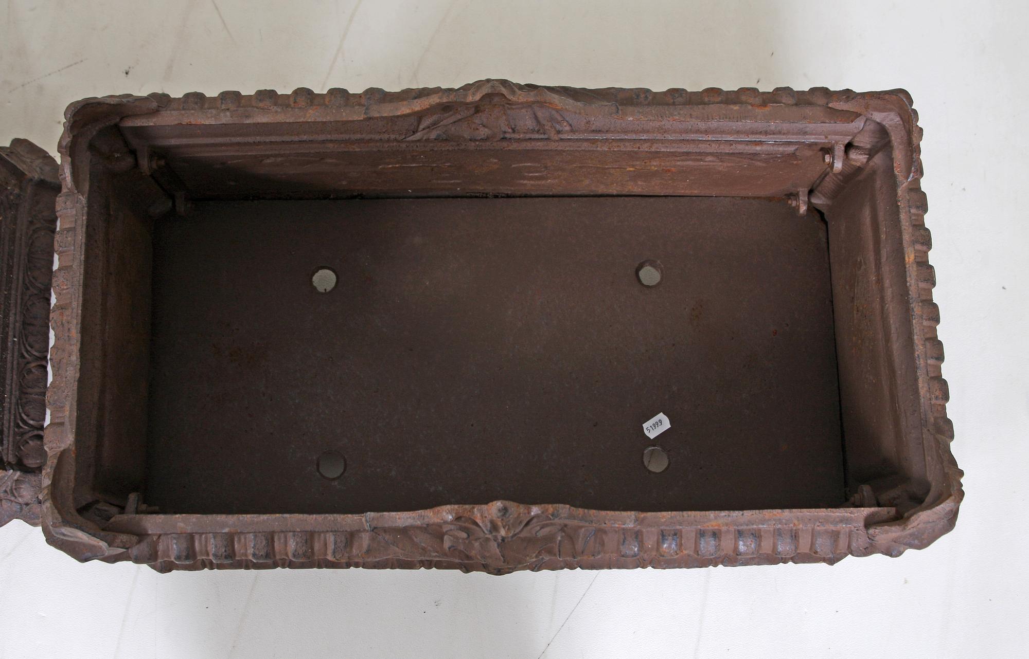 TRÄDGÅRDSURNOR, ett par, gjutjärn, 1900-tal.