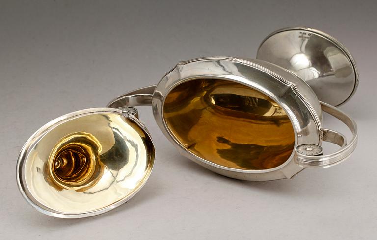 SOCKERSKÅL PÅ FOT, silver, CG Hallberg, Stockholm 1915. Vikt ca 621 g.