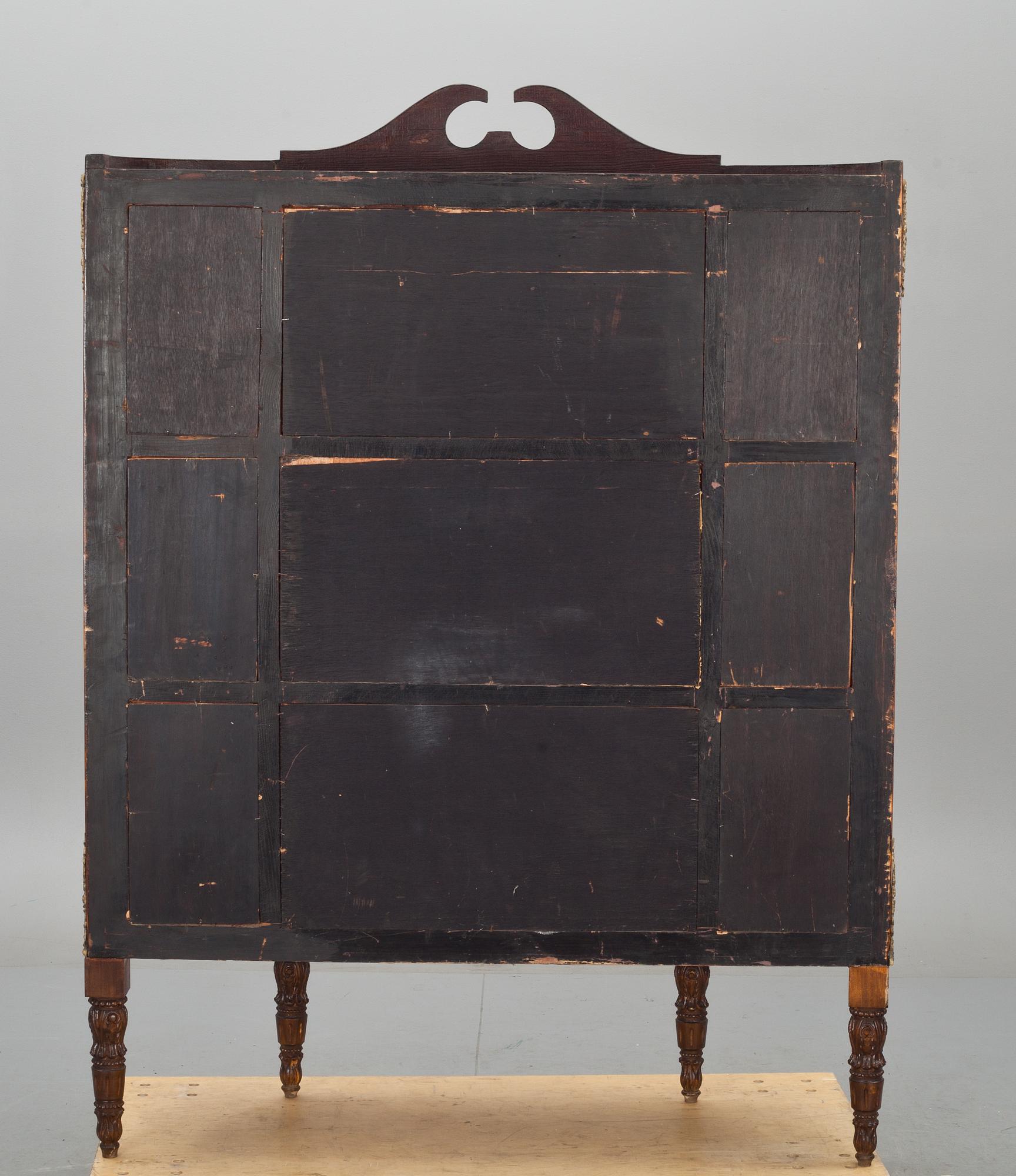 VITRINSKÅP, Louis XVI-stil. 1900-tal.