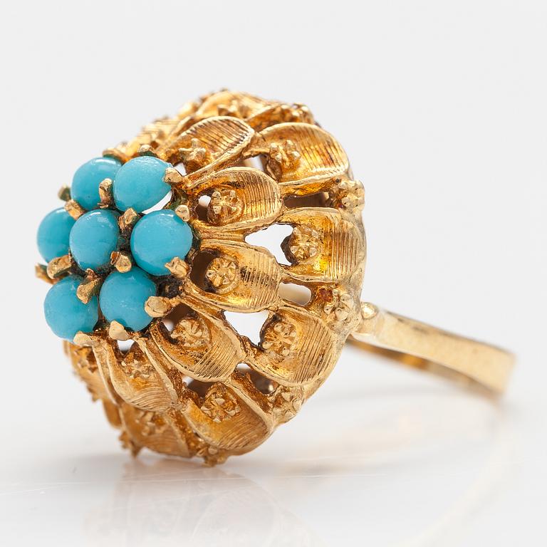 An 18K gold ring with glass stones.