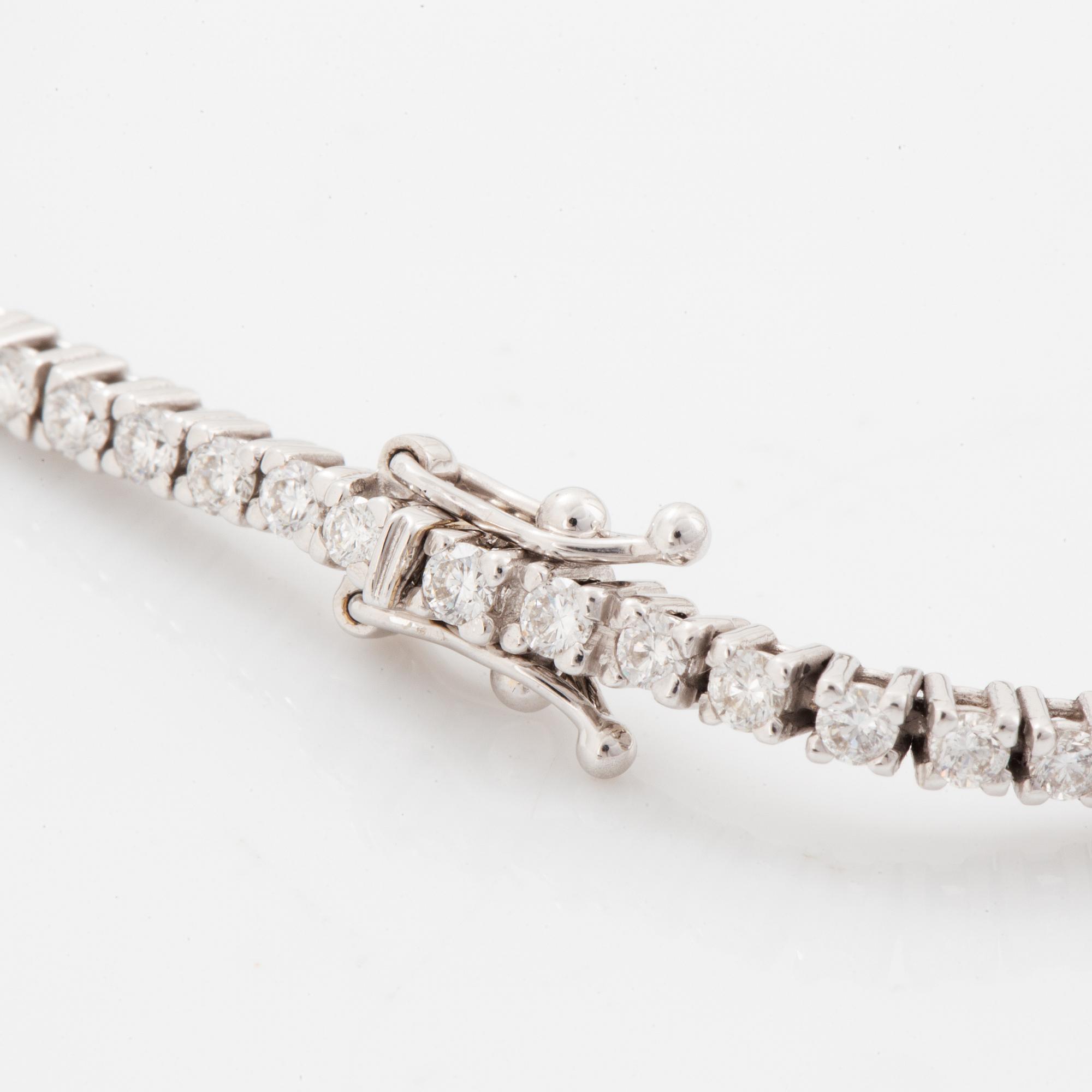 Tennisbracelet with brilliant-cut diamonds.