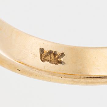 Ring 14K gold with a cultured pearl.