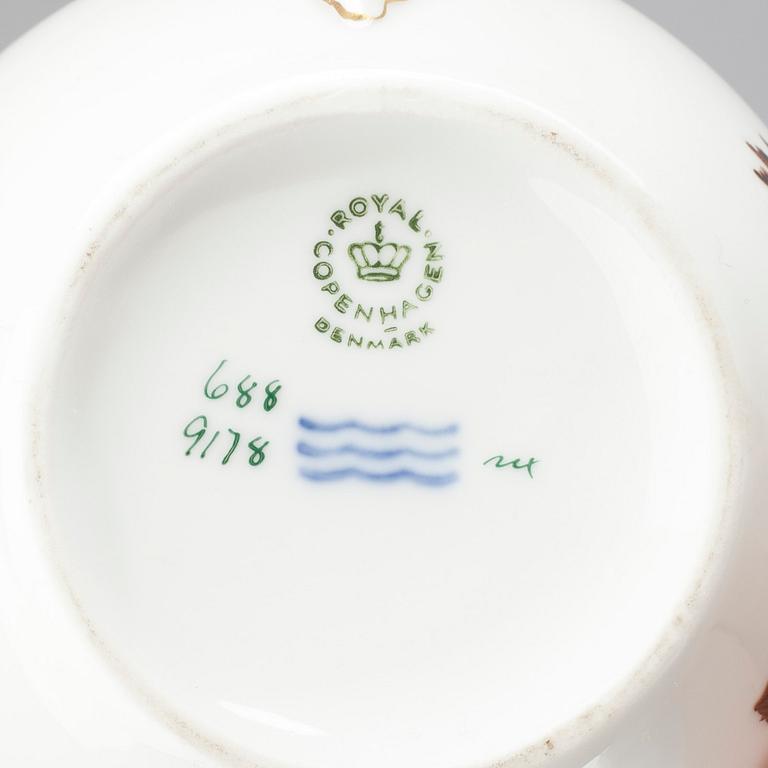 KAHVI- / TEEASTIASTO, 27 osaa, posliinia, "Brun rose" Royal Copenhagen, Tanska 1950-luku.