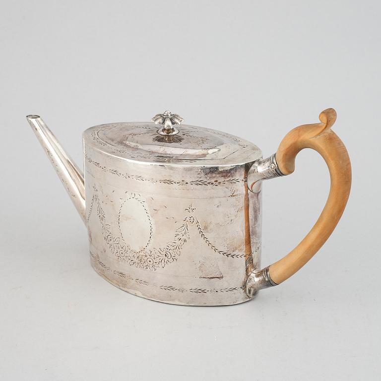 TEKANNA, silver, London, 1824. Vikt cirka 354 gram totalt.