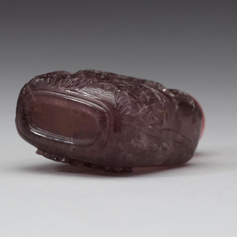 An amethyst snuff bottle with stopper, Qing dynasty (1644-1912).