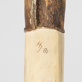 A reindeer horn knife by Hendrik Juuso, signed and dated -81.