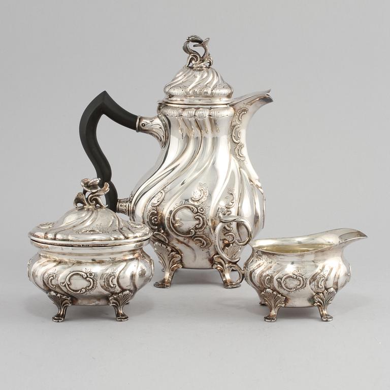 KAFFESERVIS, 3 delar, silver, rokokostil, C.G Hallberg, Stockholm, 1946/47. Vikt 1315 g.