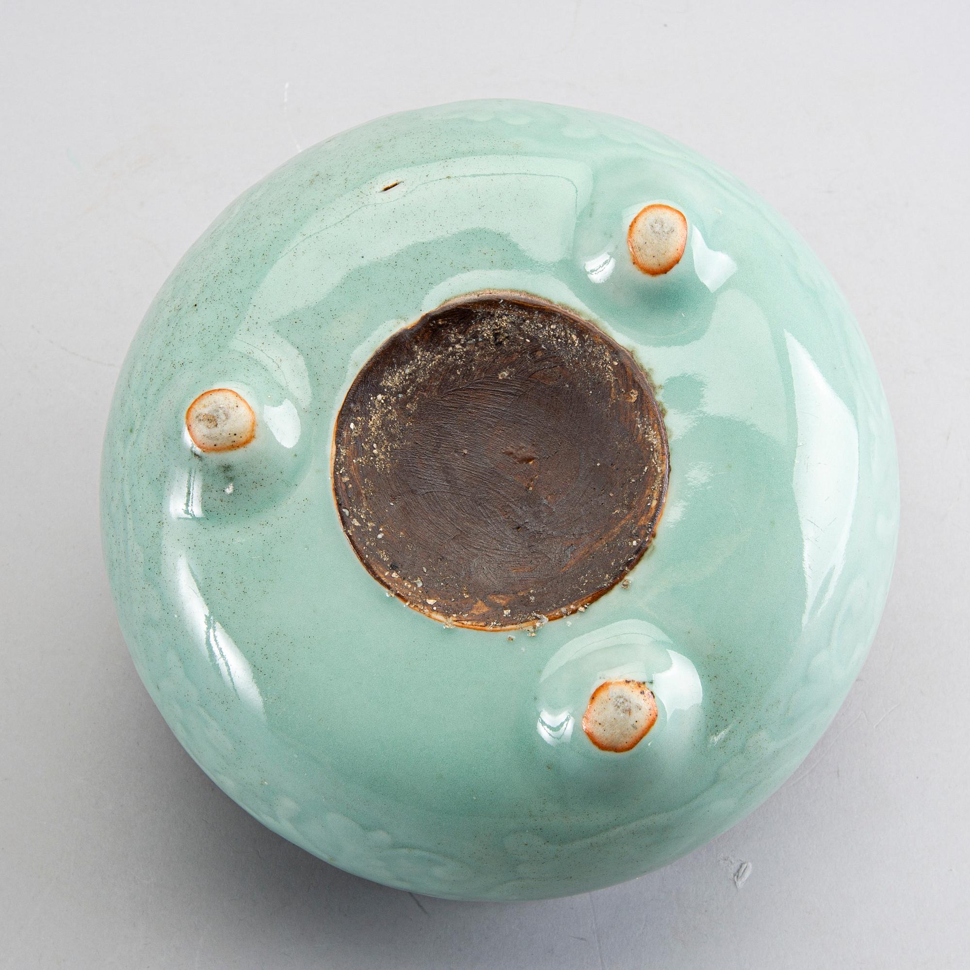 A Chinese celadon porcelain Qing dynasty cencer.