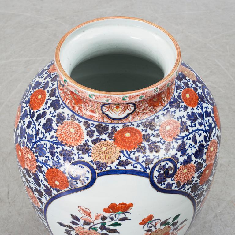 A large Japanese imari vase, 20th century.