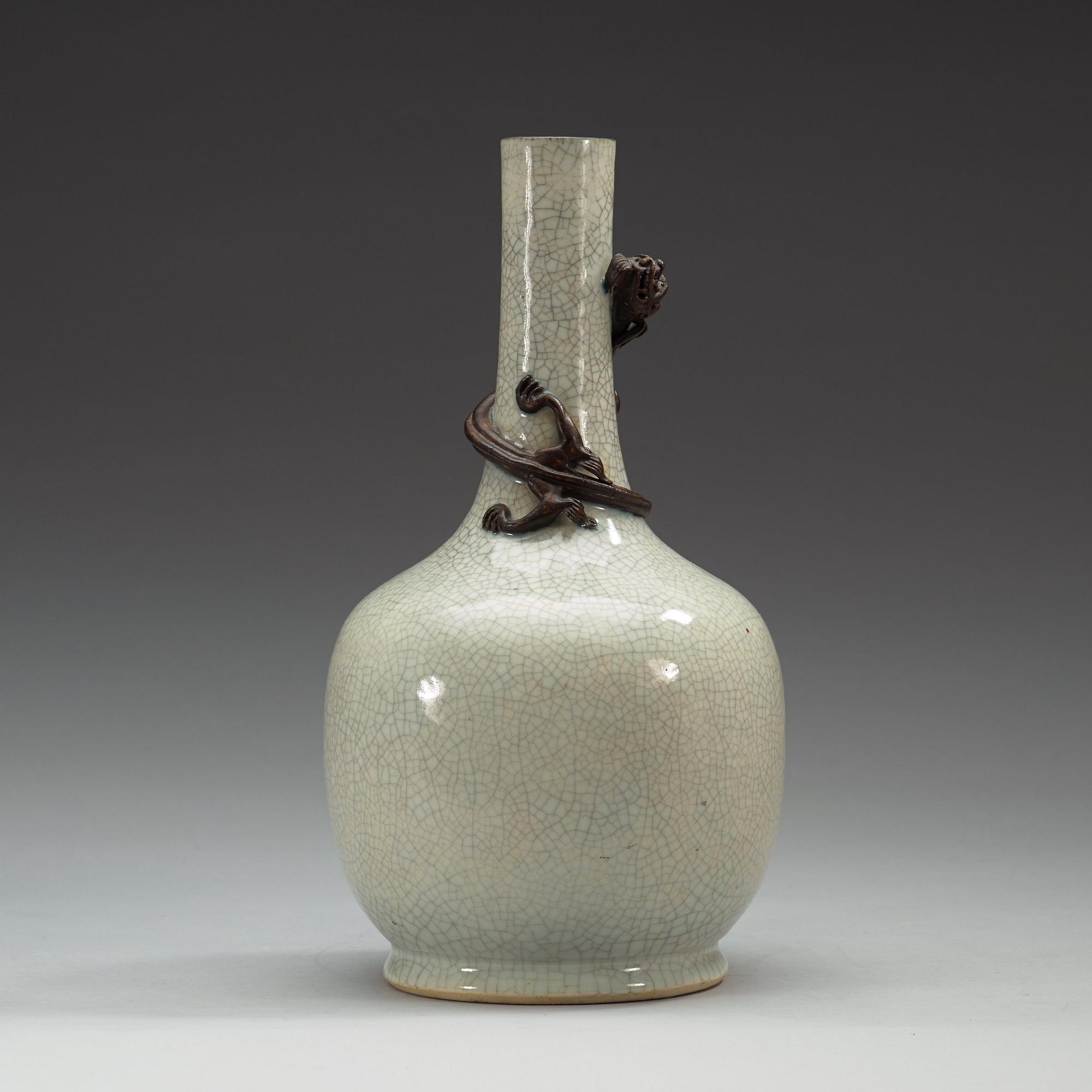 A ge-glazed vase with a dragon, China, 20th Century.