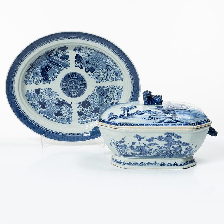A blue and white export porcelain tureen with cover, and an oval serving dish, China, Qianlong and Jiaqing.