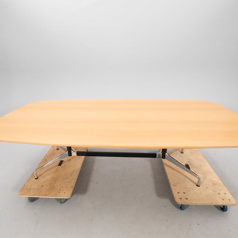 Charles & Ray Eames, bord "Segmented table" Vitra 2014.