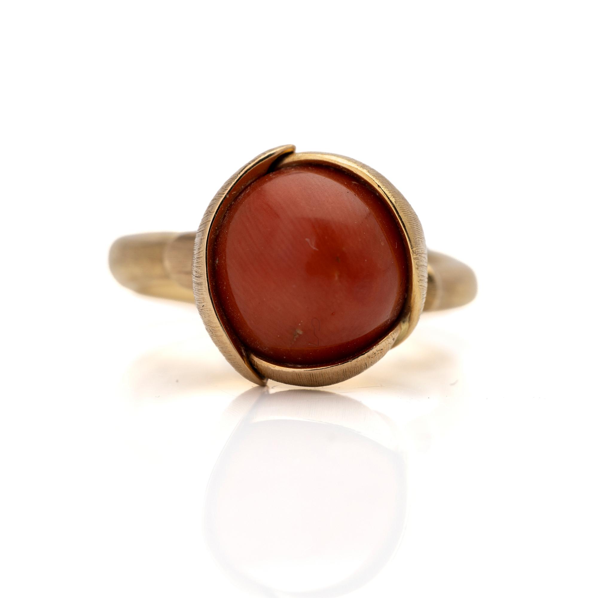 Ole Lynggaard, ring, "Lotus Ring 2", med cabochonslipad korall i 18k rött guld och rosé guld, design Charlotte Lynggaard.