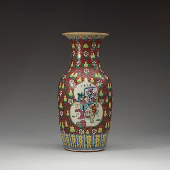 A famille rose vase, late Qing dynasty (1644-1912).