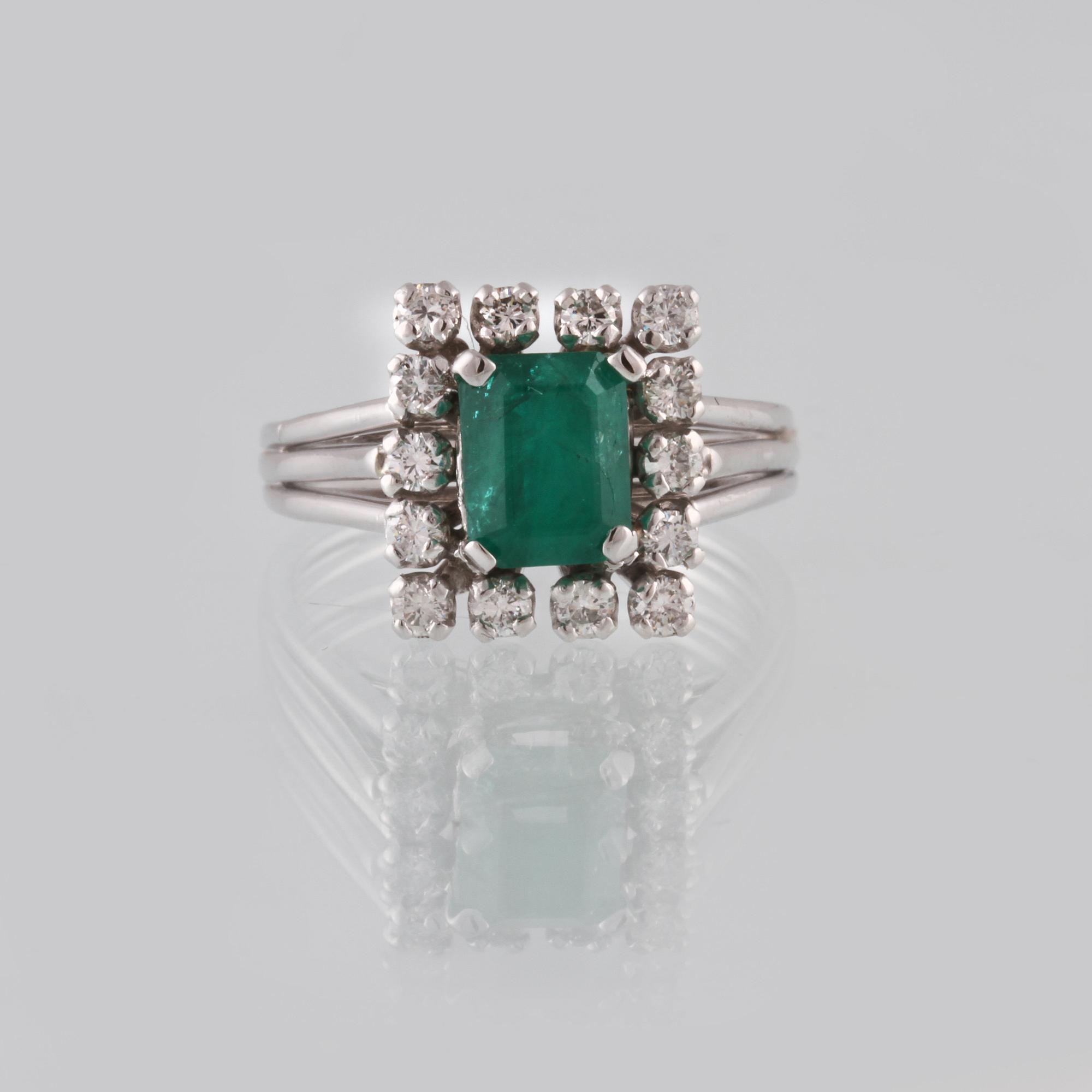 RING, 18K vitguld med smaragdslipad smaragd ca 1.30 ct och briljantslipade diamanter ca 0.50 ct. Vikt 5,5 gram.