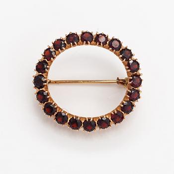 A 14K gold brooch with garnets. St. Petersburg 19th century.