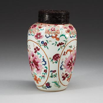 A famille rose jar, Qing dynasty, Qianlong (1736-95).