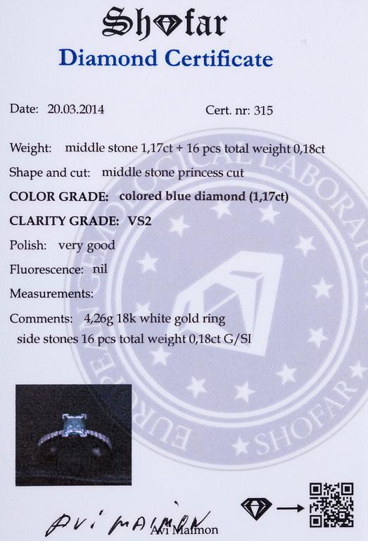 RING, 18K vitguld, färgad blå diamant, färglösa diamanter. Vikt ca 4,2 g. Intyg.