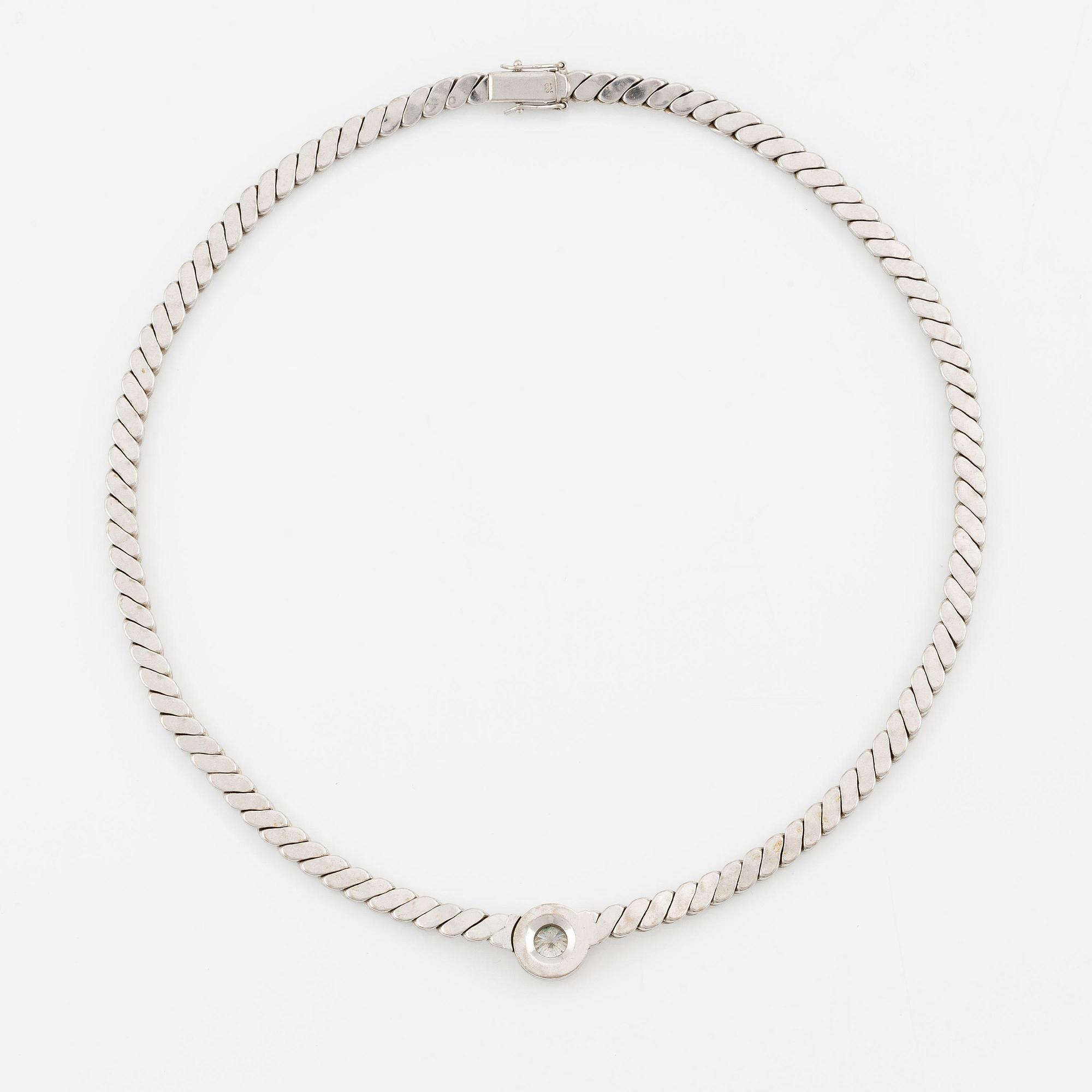 An 18K white gold necklace set with a round brilliant-cut diamond.