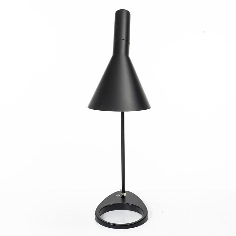 Arne Jacobsen, bordslampa, "AJ", Louis Poulsen, Danmark.