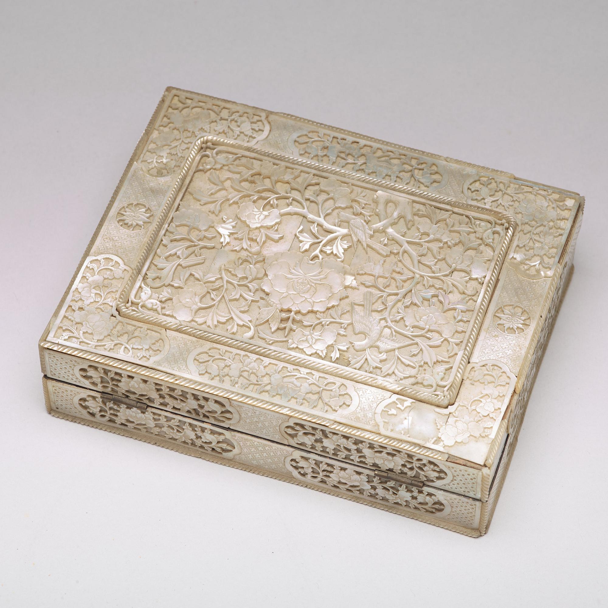 ASK med LOCK, pärlemor. Qingdynastin, omkring 1800.