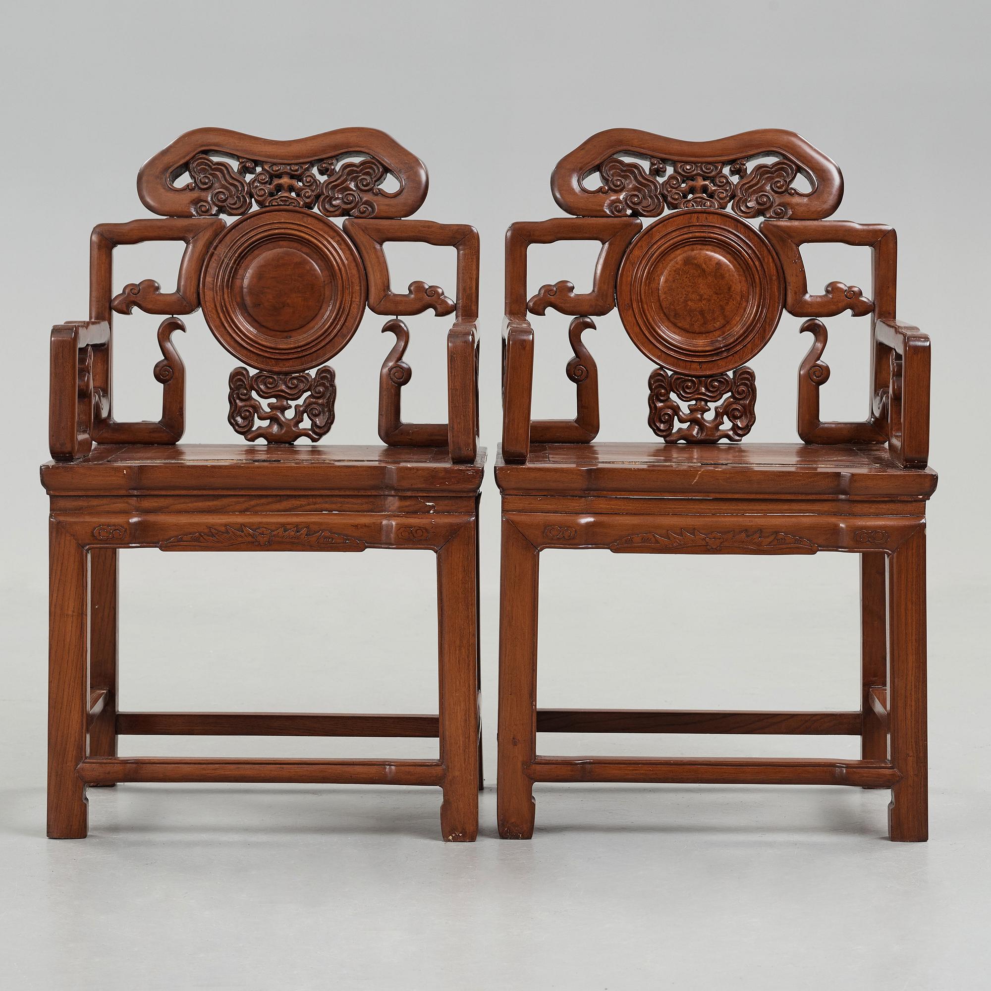KARMSTOLAR, ett par, hardwood. Qingdynastin (1644-1912).