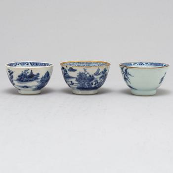 A blue and white export bowl and three cups, Qing dynasty, Qianlong (1736-95).