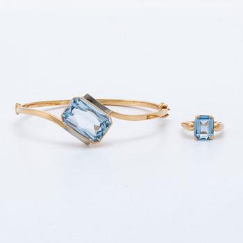 Bangle (opens with a hinge) and ring, 18K gold and spinels (most probably synthetic), total weight 20,5 g.