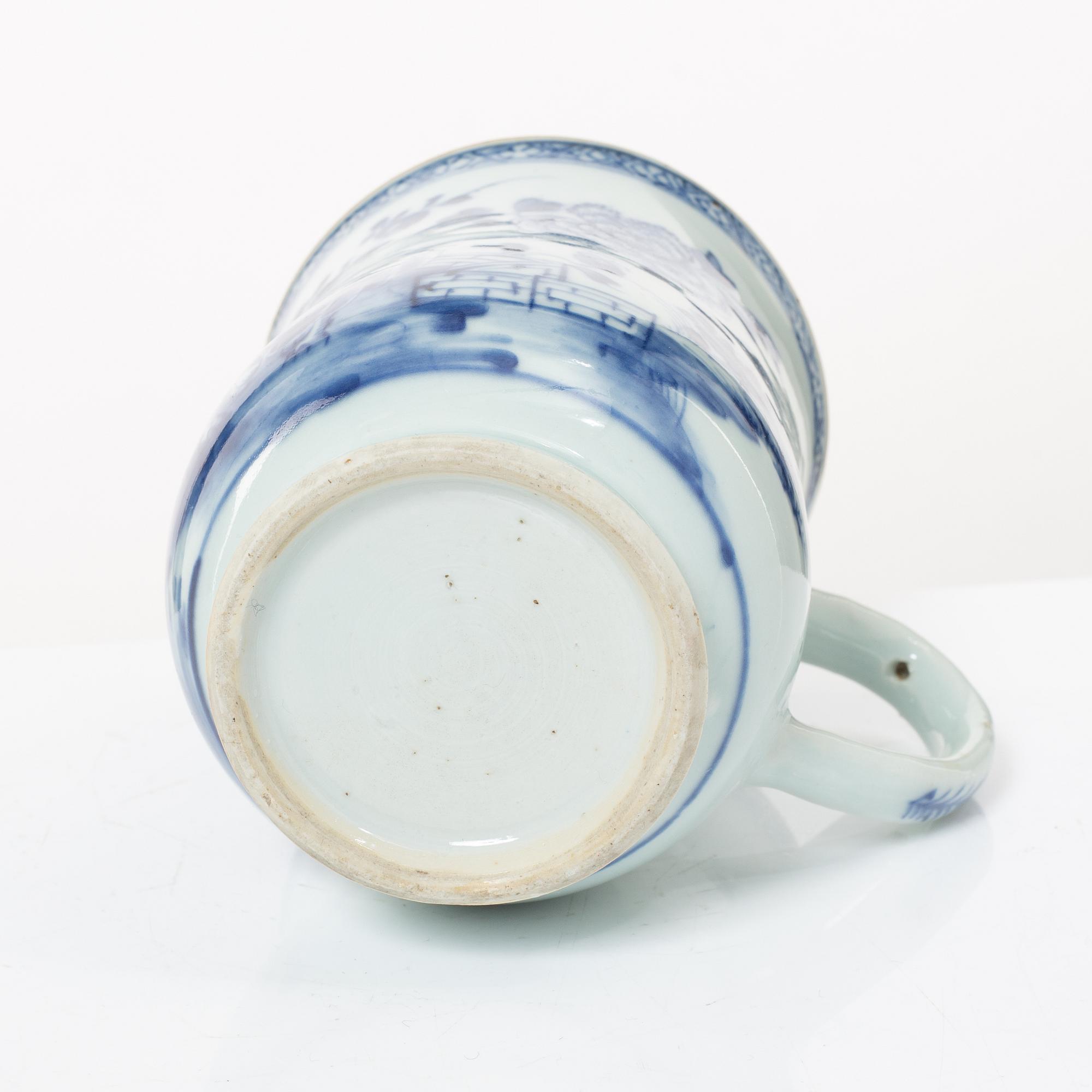 Krus, samt muggar två stycken, porslin. Qingdynastin, 1700-tal.