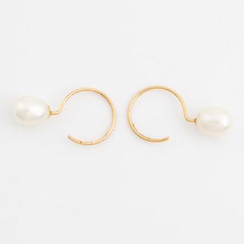 Ett par örhängen 18K guld med odlade sötvattenpärlor.