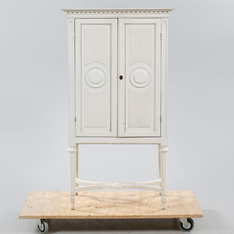 SKÅP, gustaviansk stil, E. Östman & Son Möbeltillverkning, Skövde, 1900-talets första hälft.