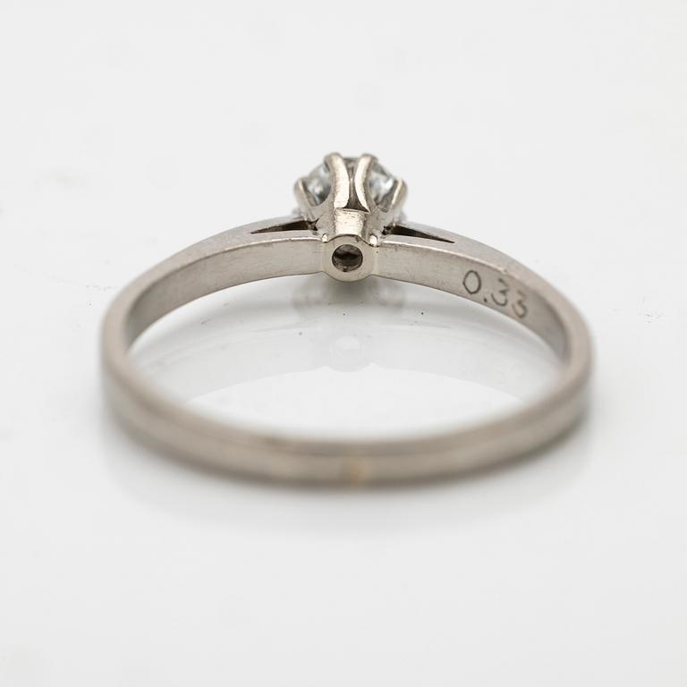 Solitaire ring in 18K white gold with one diamond.