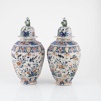 Urnor med lock, ett par, fajans, Holland, 1800/1900-tal.