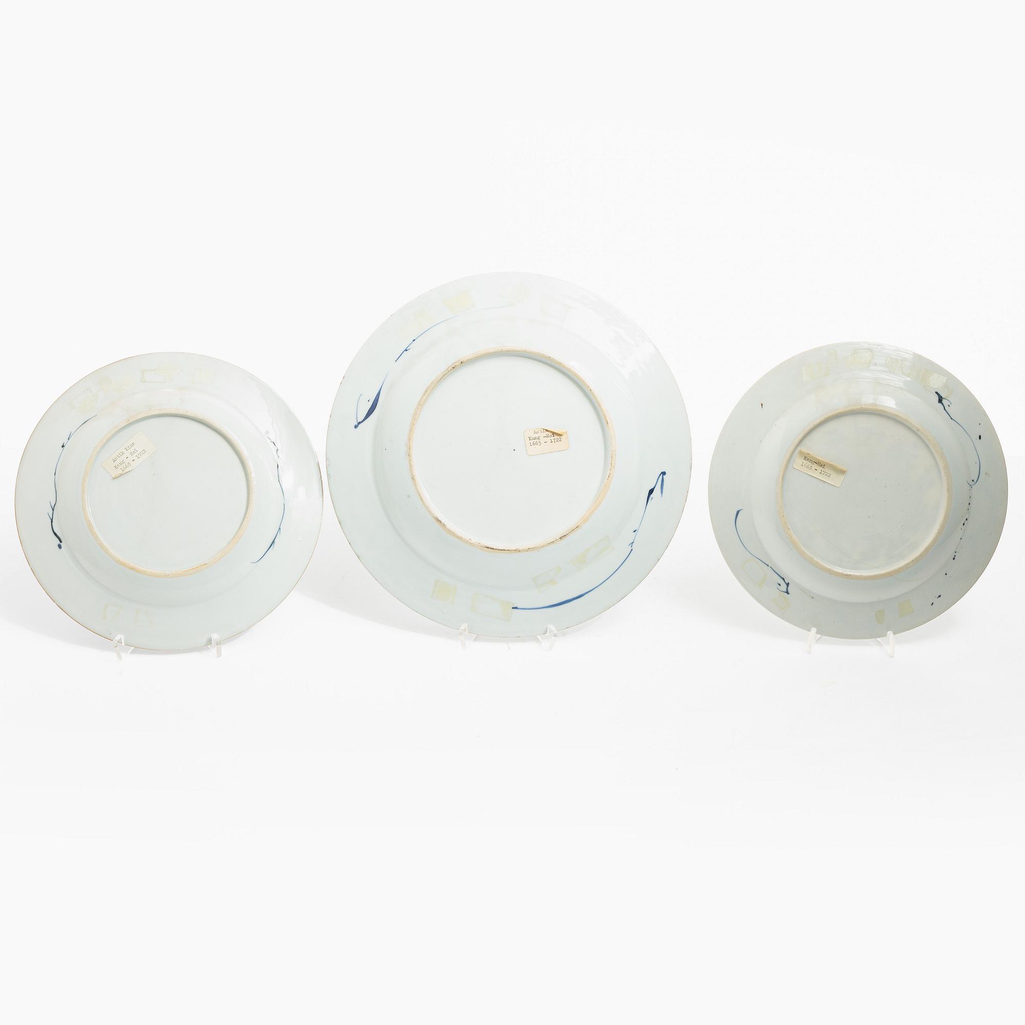 A matching set of two blue and white export porcelain plates and a charger, China, Kangxi (1662-1722).