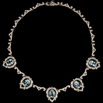 69. An aquamarine, tot. app. 20 cts and diamond necklace, tot. app. 5 cts.