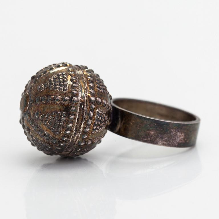 A set of sterling silver "Halikko treasure" necklace, bracelet, ring and earrings. Kalevala Koru, Helsinki 1975 and 1975.