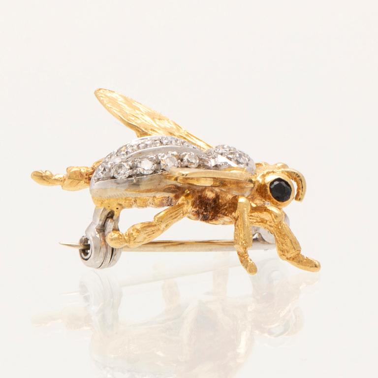 Brooch in 18K gold with round single-cut diamonds.