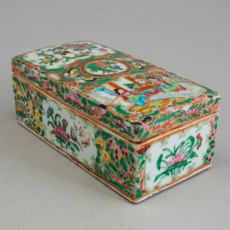 A CHINESE PORCELAIN BOX, Canton, 19th century.