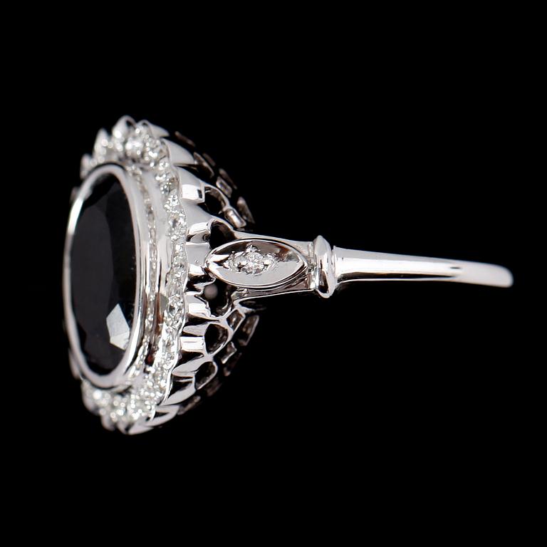 RING, 18 k vitguld, safir samt diamanter.