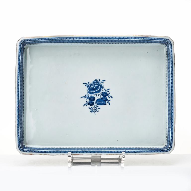 Bricka med cremekoppar, 12 stycken, kompaniporslin. Qing dynastin, Qianlong (1736-95).