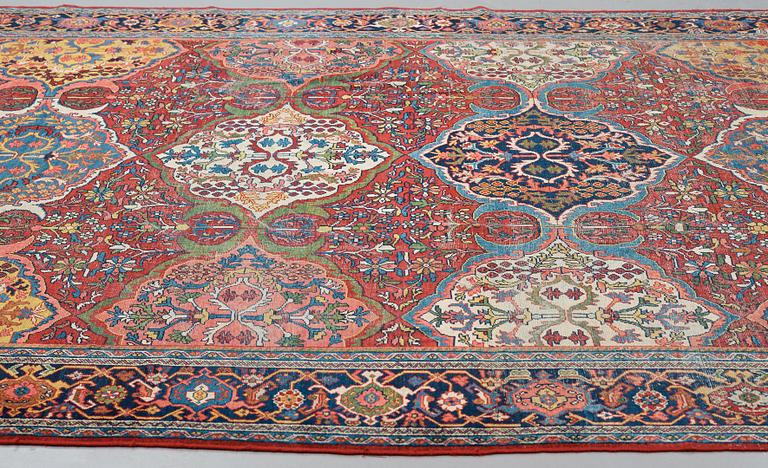 A CARPET, a semi-antique Mahal, ca 358,5-374,5 x 284,5-286 cm.