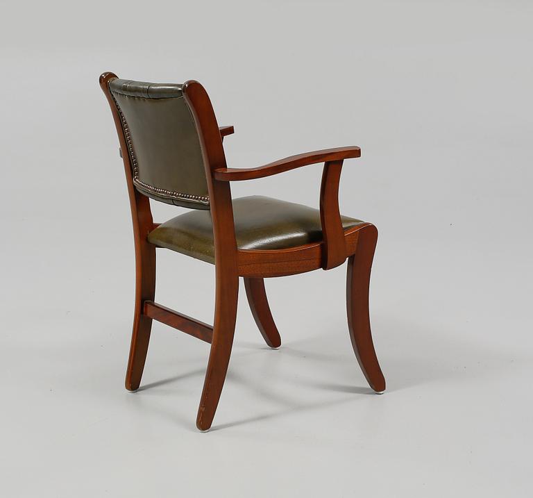 KARMSTOL, engelsk stil, 1900-talets andra hälft.