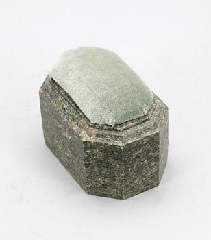 NÅLDYNA, Kolmårdsmarmor, 1800/1900-tal.