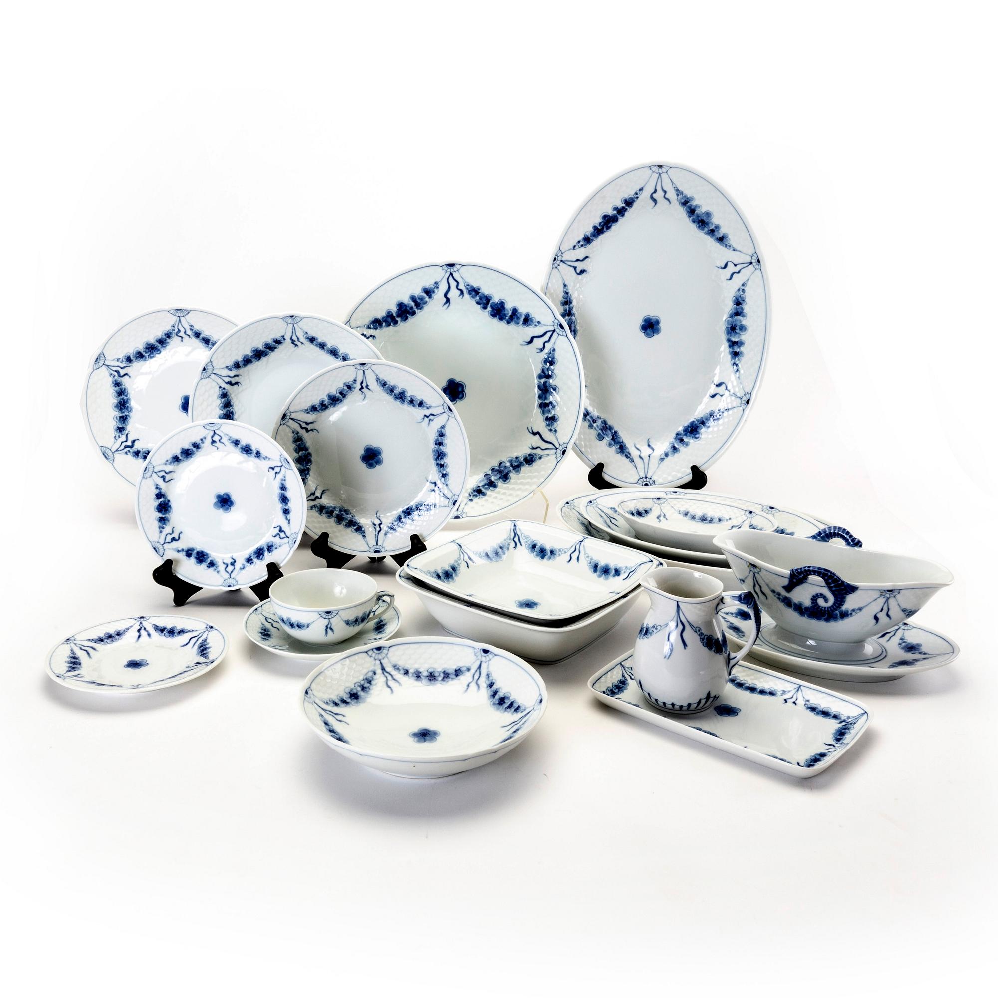 A Danish 98 pcs Bing & Gröndahl porcelain service from the latter part of the 20th century.