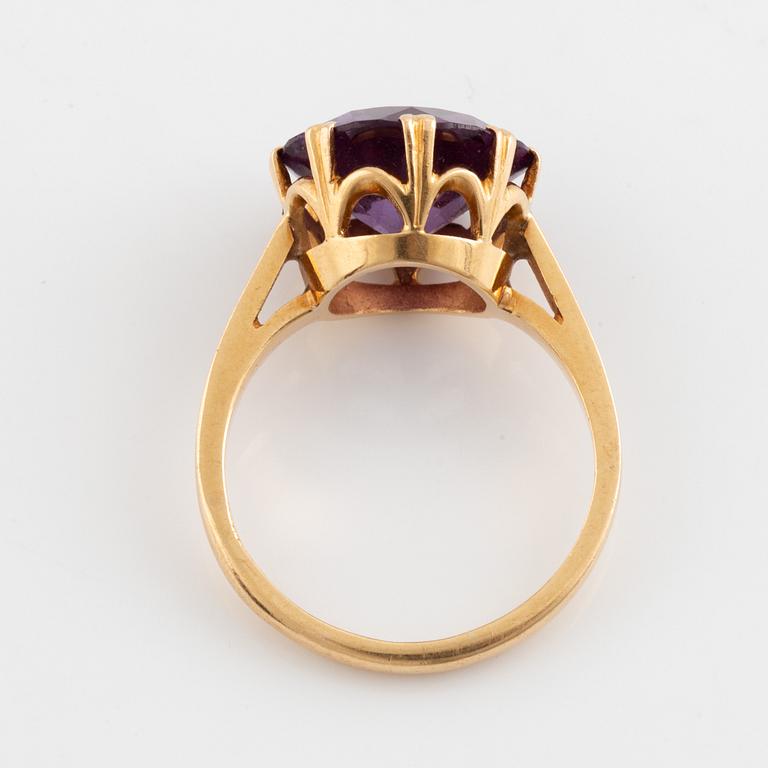 Ring, 18K guld med syntetisk färgväxlande safir.