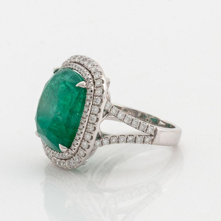 An 18K white gold ring set with a faceted emerald.